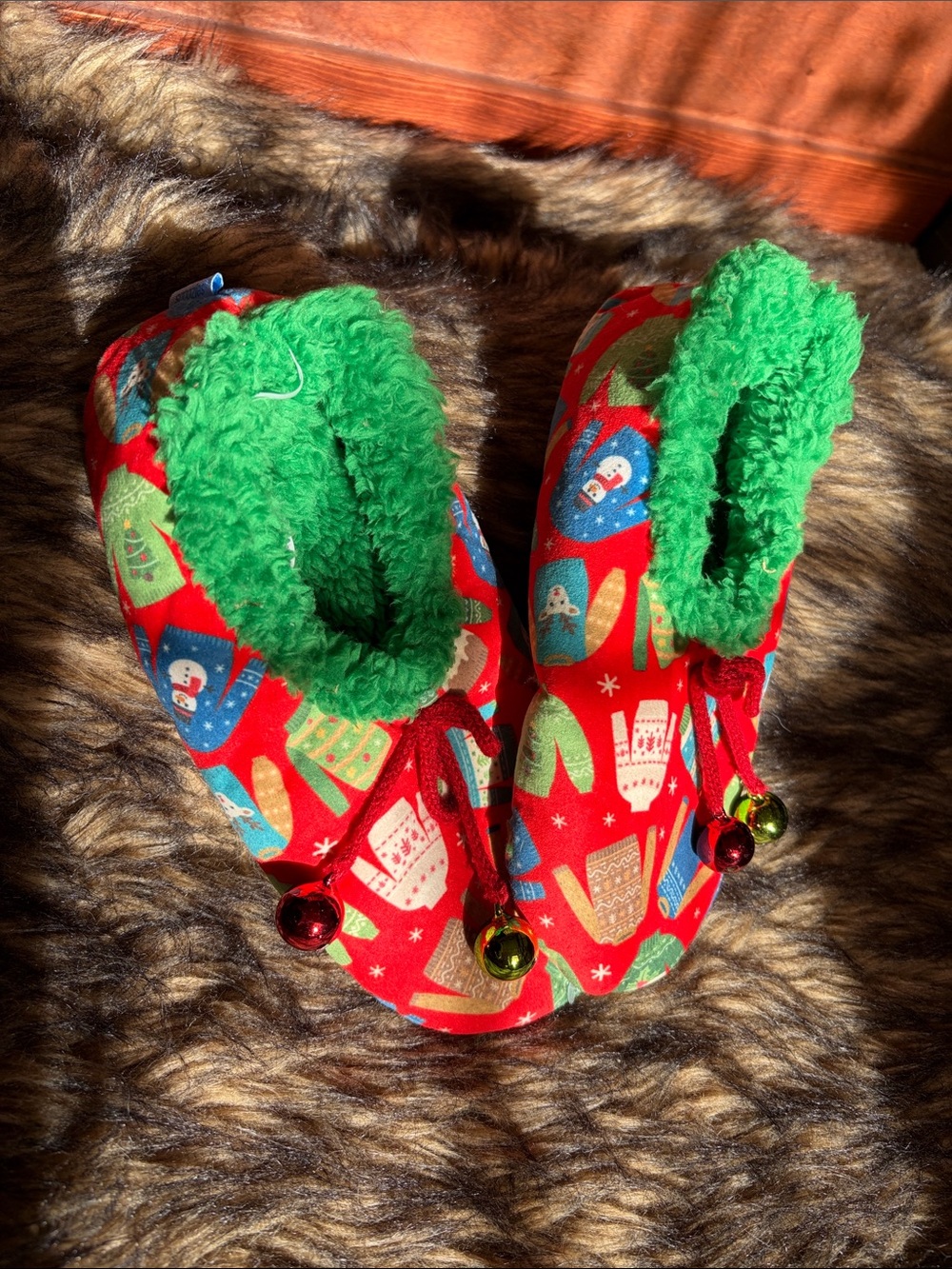 Woman’s Size Medium Snoozies Christmas slippers with jingle bells Sherpa lined